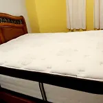 Lovely Comfy Home Private Bath In Central Calgary