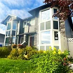 Lovely Comfy Home Private Bath In Central Calgary